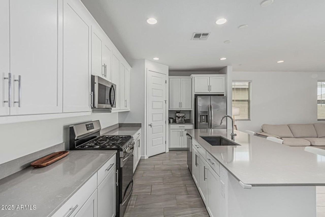 23068 E Stacey Rd - Photo 5 of 26