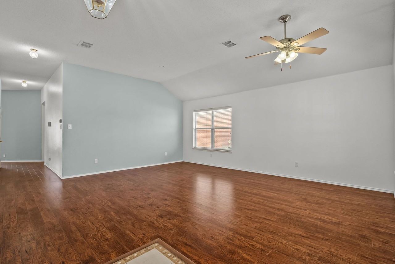 304 E Clover Park Dr - Photo 3 of 27