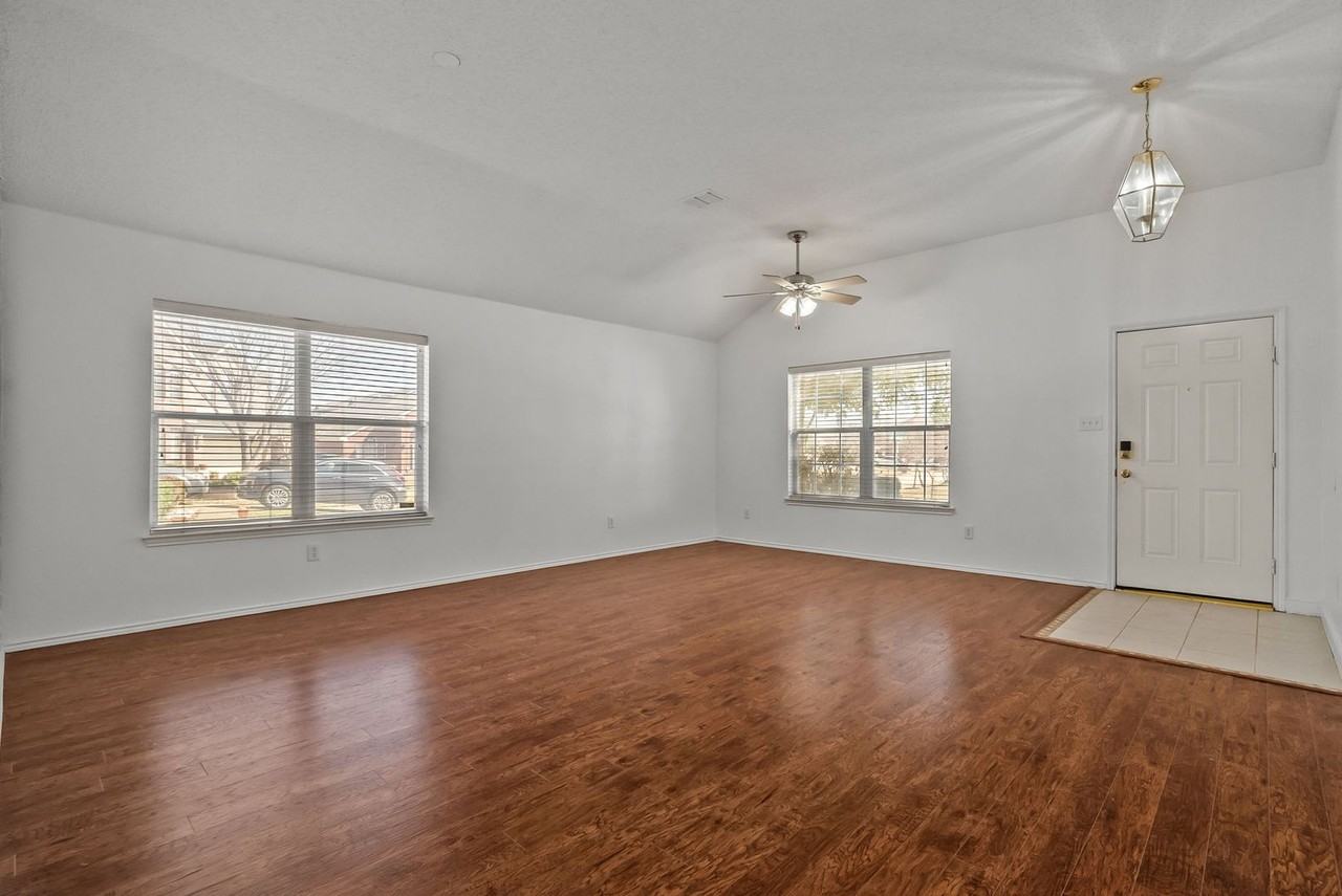 304 E Clover Park Dr - Photo 4 of 27