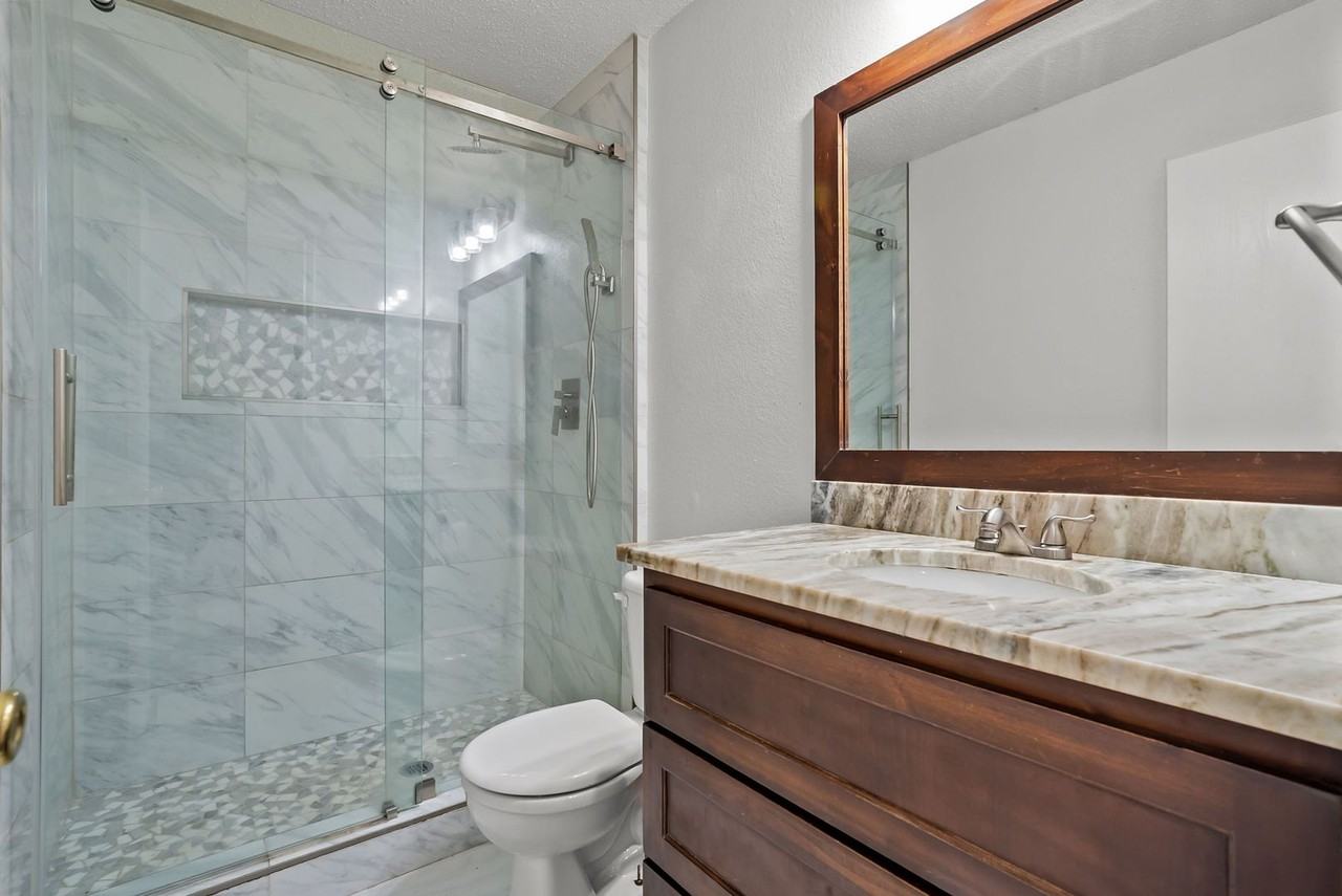 304 E Clover Park Dr - Photo 6 of 27