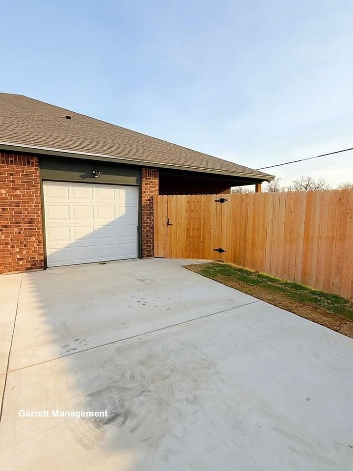 408 E 1st St - Photo 3 of 18