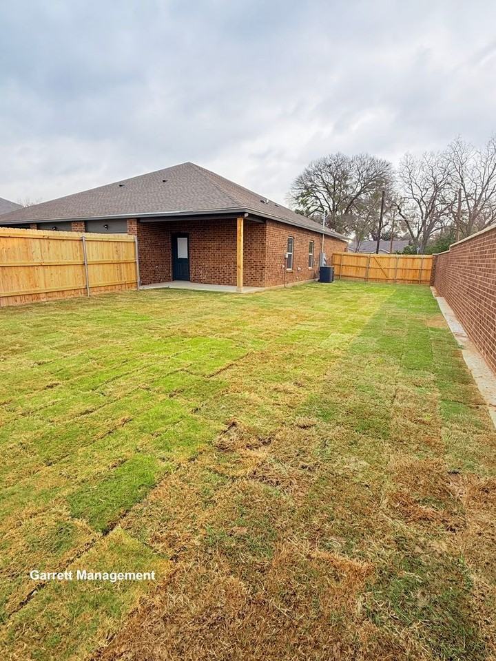 408 E 1st St - Photo 5 of 18