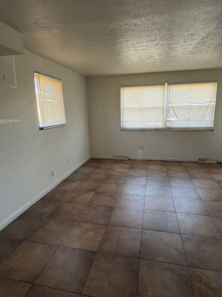 23878 23878 Banbury 1 - Photo 2 of 5