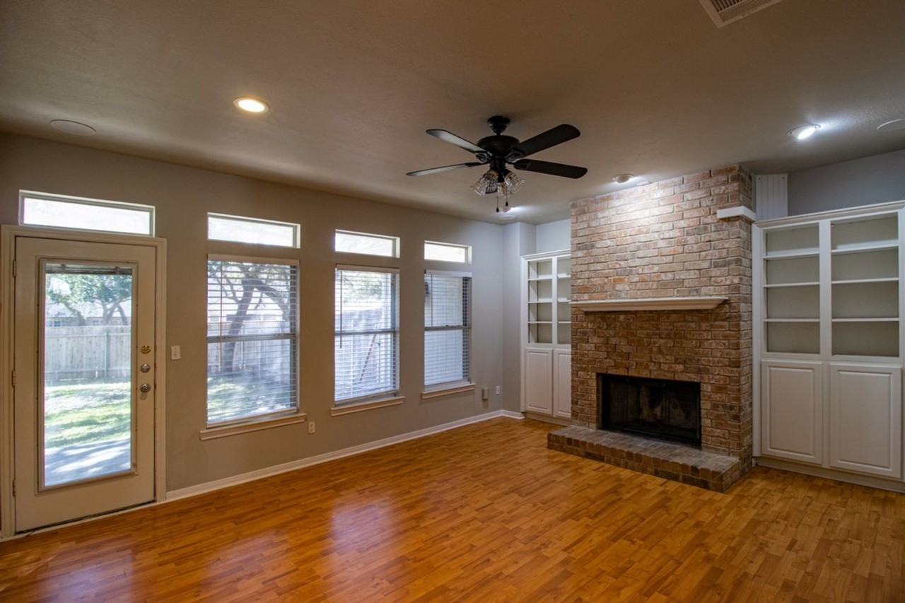 504 Oakwood Blvd - Photo 4 of 26