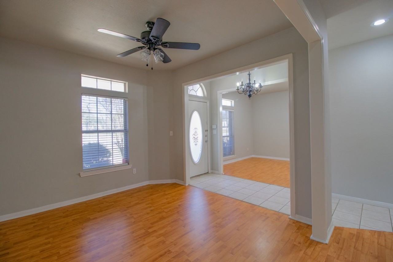 504 Oakwood Blvd - Photo 5 of 26