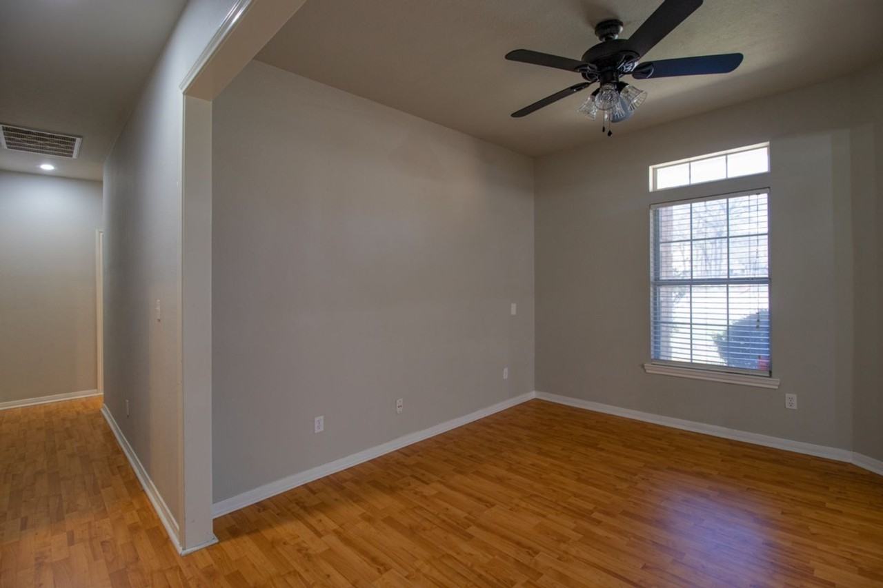 504 Oakwood Blvd - Photo 6 of 26