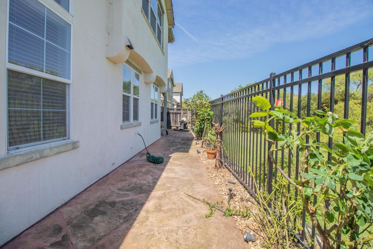 6239 Newhaven Ln - Photo 7 of 50