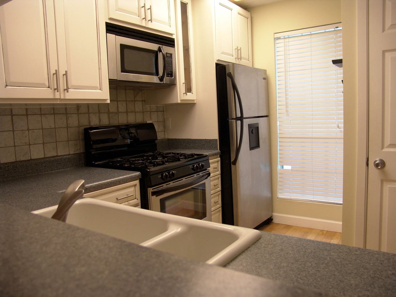 1204 Wedgewood Ct - Photo 3 of 11