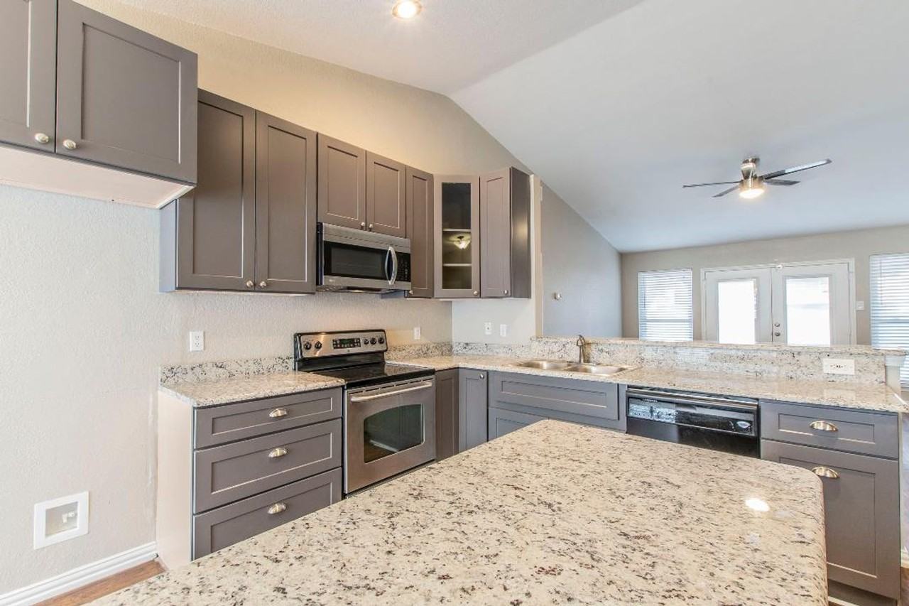 1213 Wyndham Dr - Photo 3 of 17