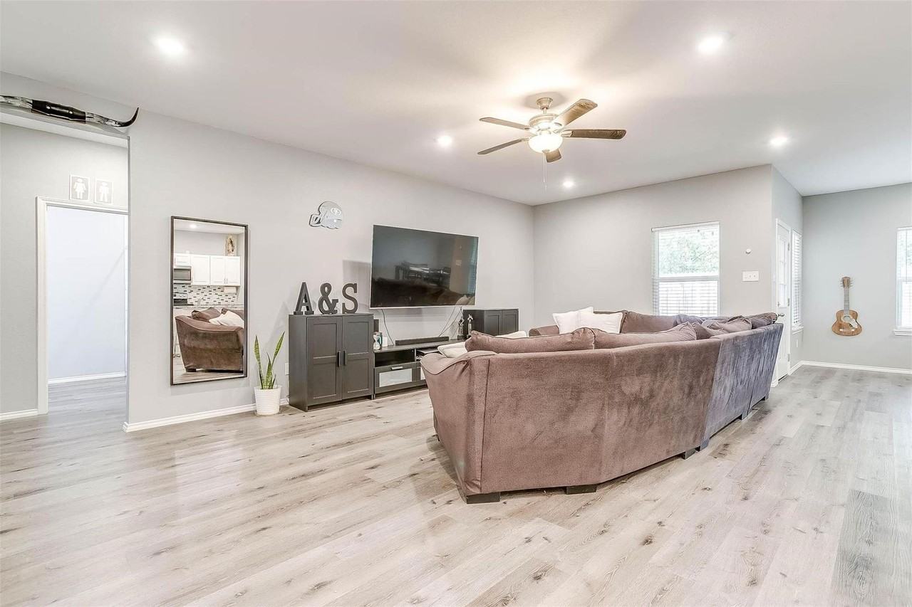 1119 Bell St - Photo 4 of 40