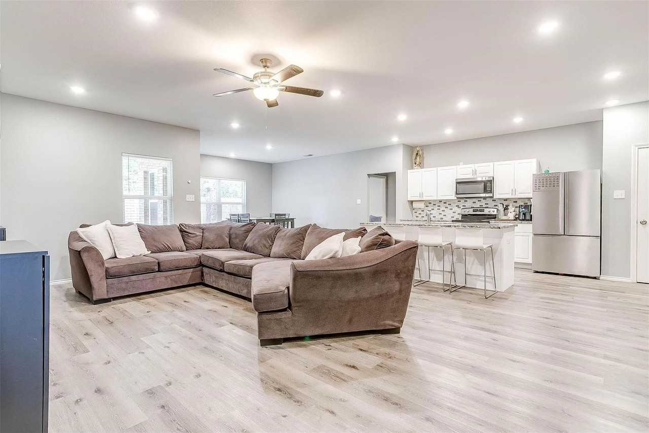 1119 Bell St - Photo 5 of 40