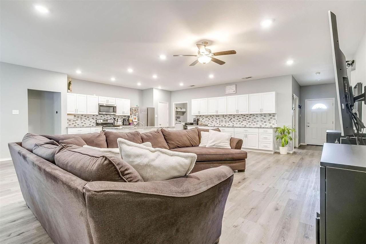 1119 Bell St - Photo 6 of 40