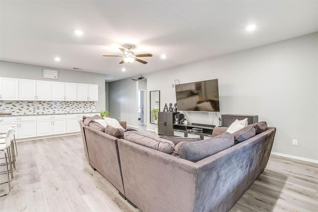 1119 Bell St - Photo 7 of 40