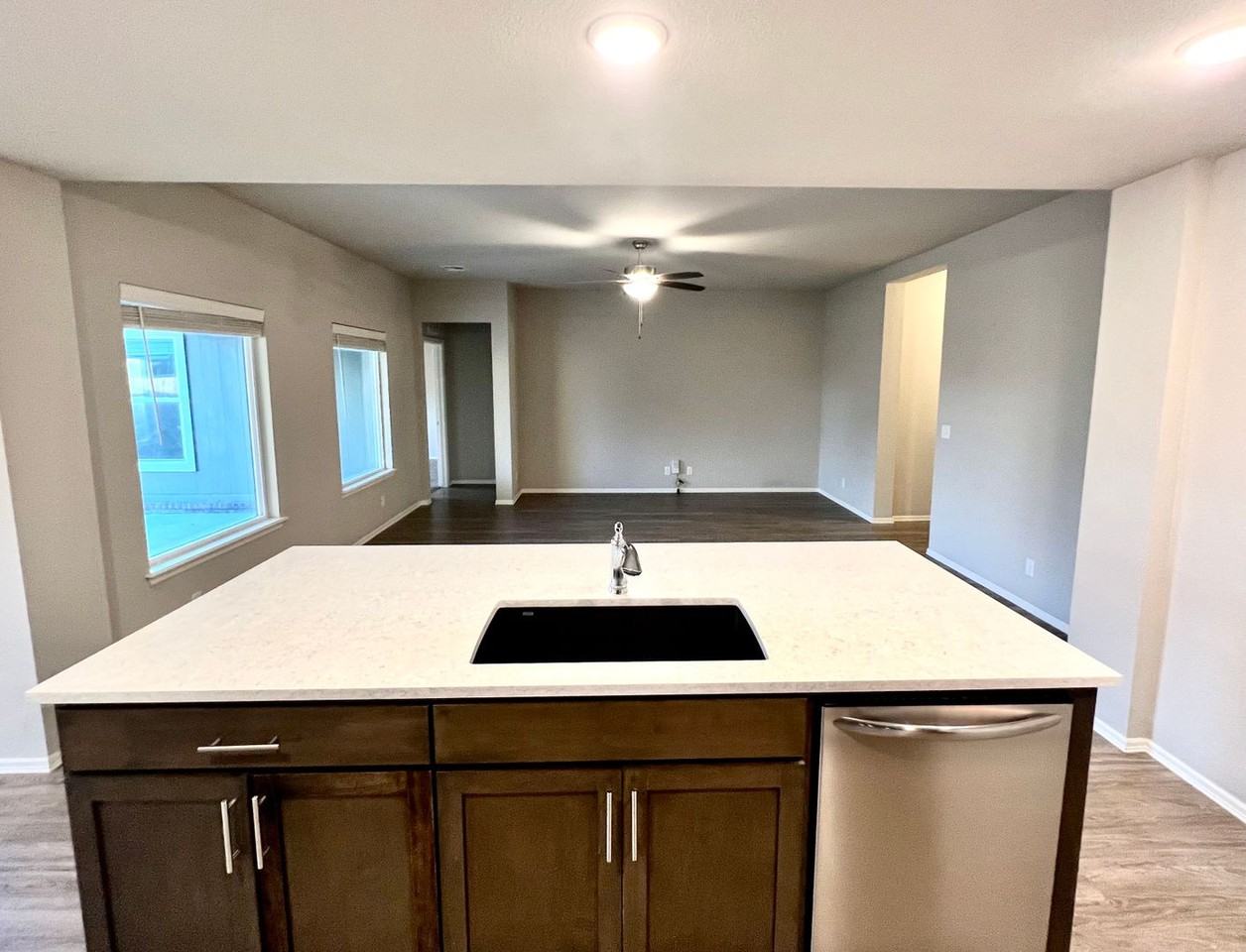 3217 W Charlotte St - Photo 6 of 29