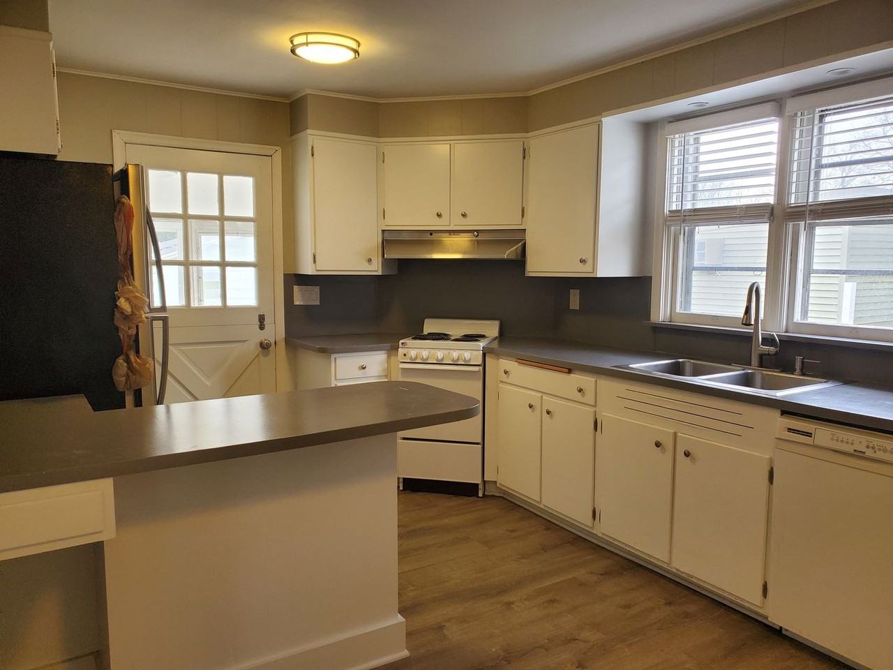 4690 Buckeye Rd - Photo 3 of 11