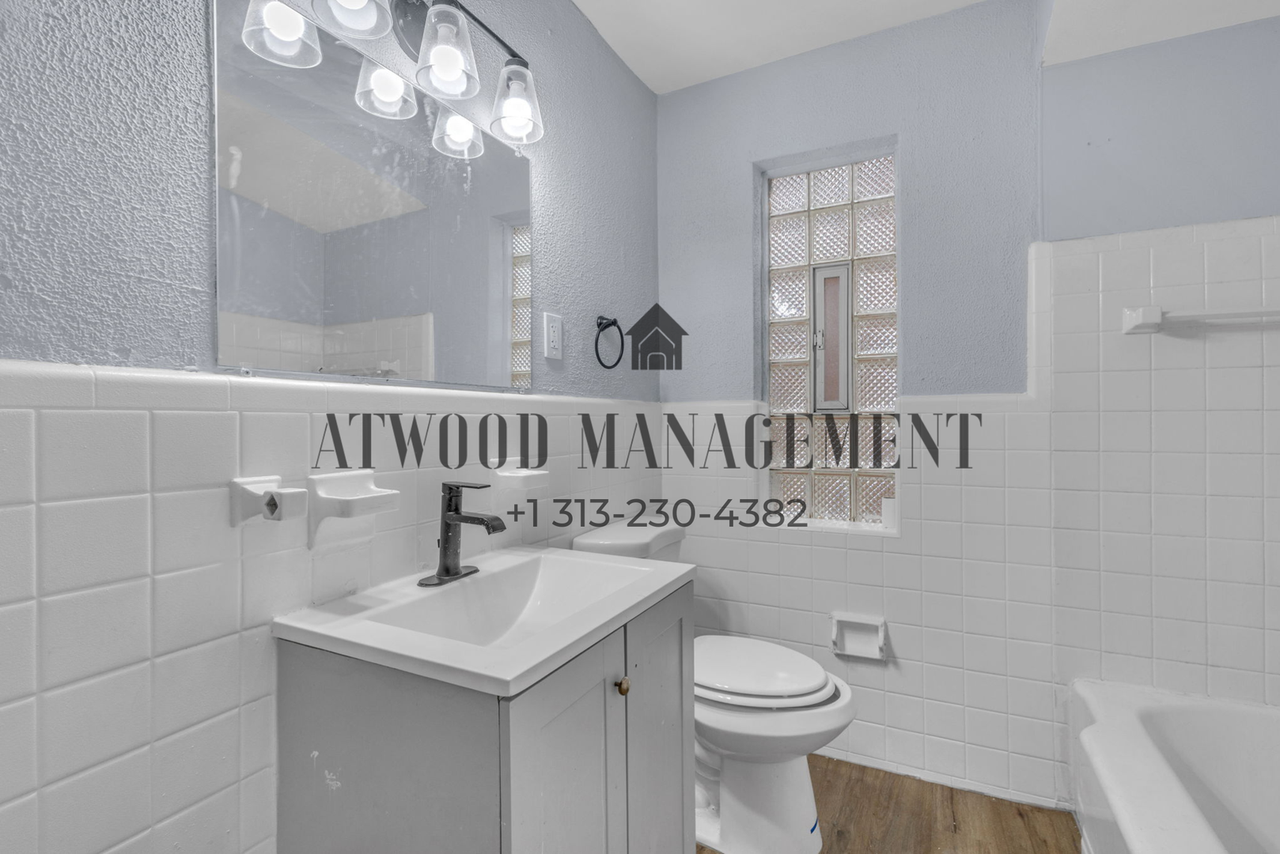 20042 Rogge St - Photo 7 of 12