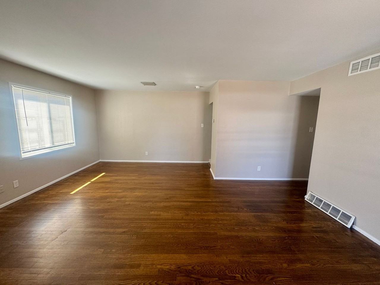 2220 N Meade Ave - Photo 3 of 30