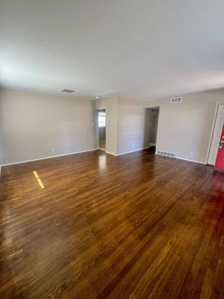 2220 N Meade Ave - Photo 4 of 30