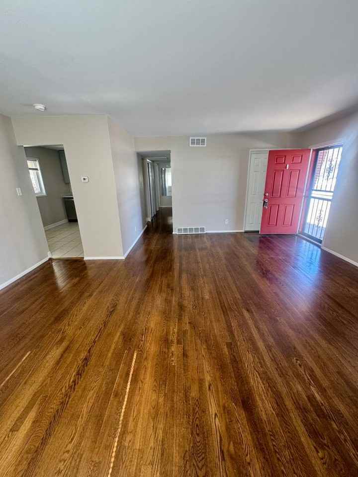 2220 N Meade Ave - Photo 5 of 30