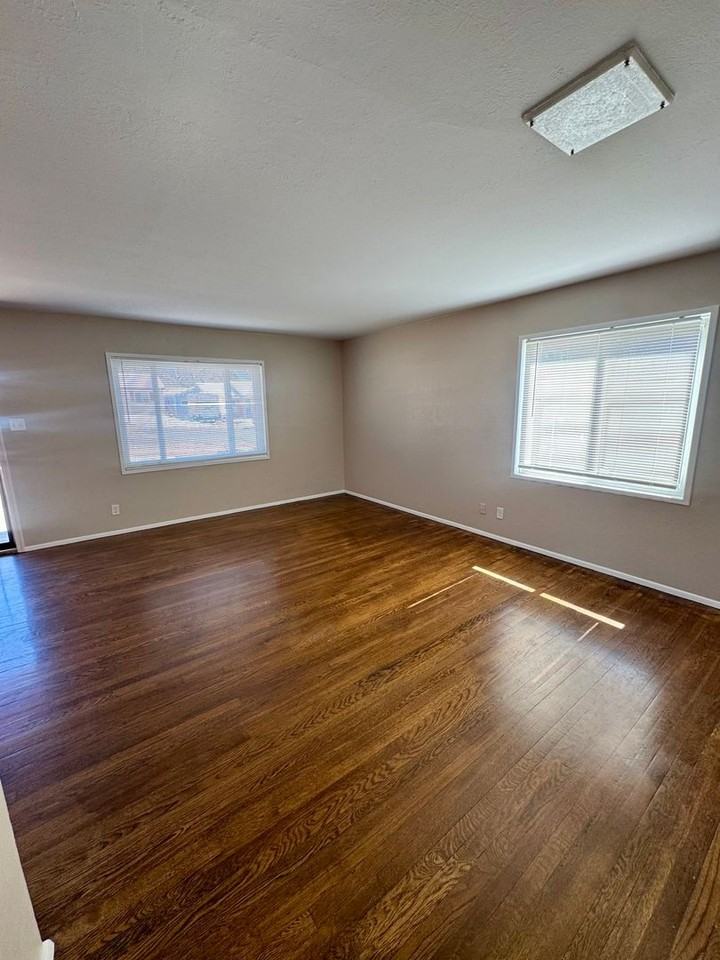 2220 N Meade Ave - Photo 6 of 30