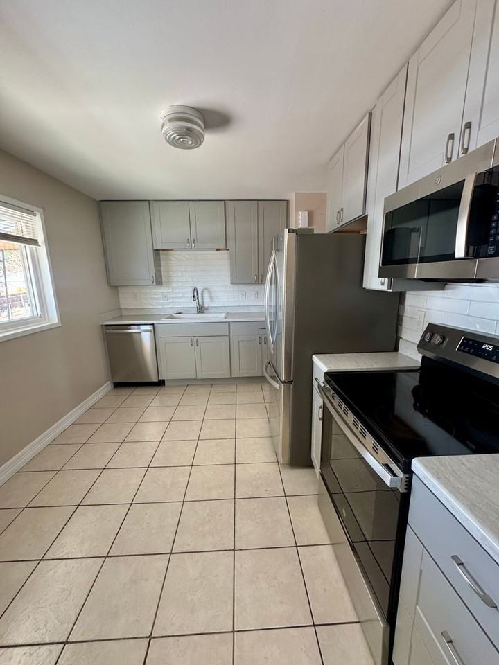 2220 N Meade Ave - Photo 7 of 30