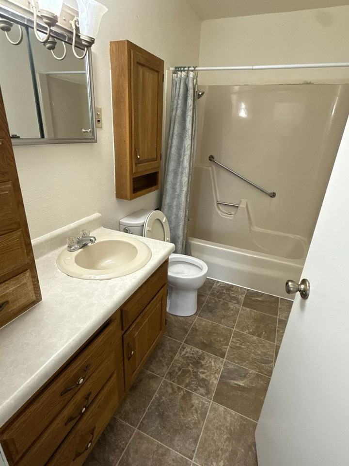 304 4th Ave E - Photo 3 of 5