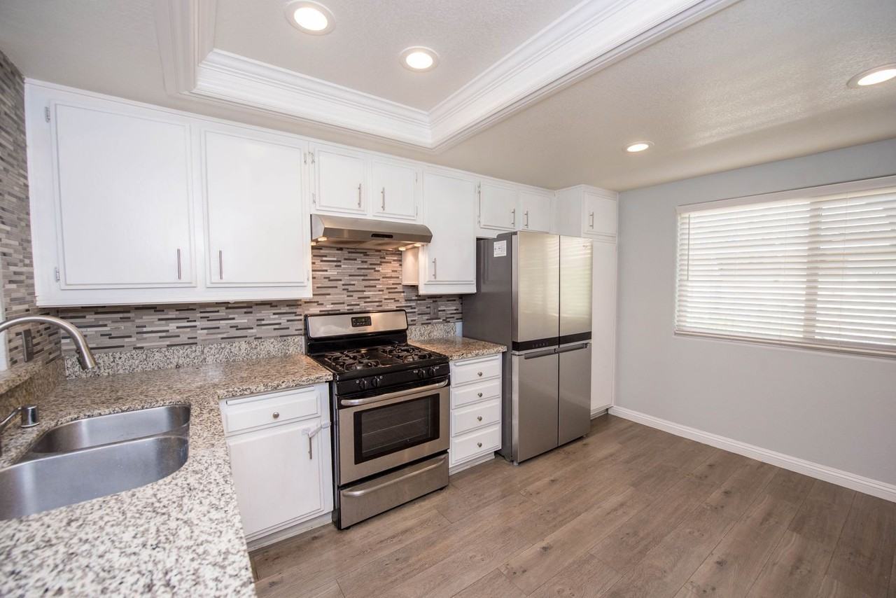 16921 Lakefront Cir - Photo 3 of 38