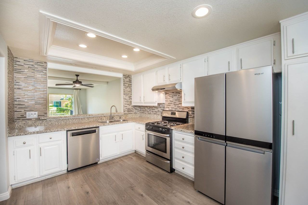 16921 Lakefront Cir - Photo 4 of 38