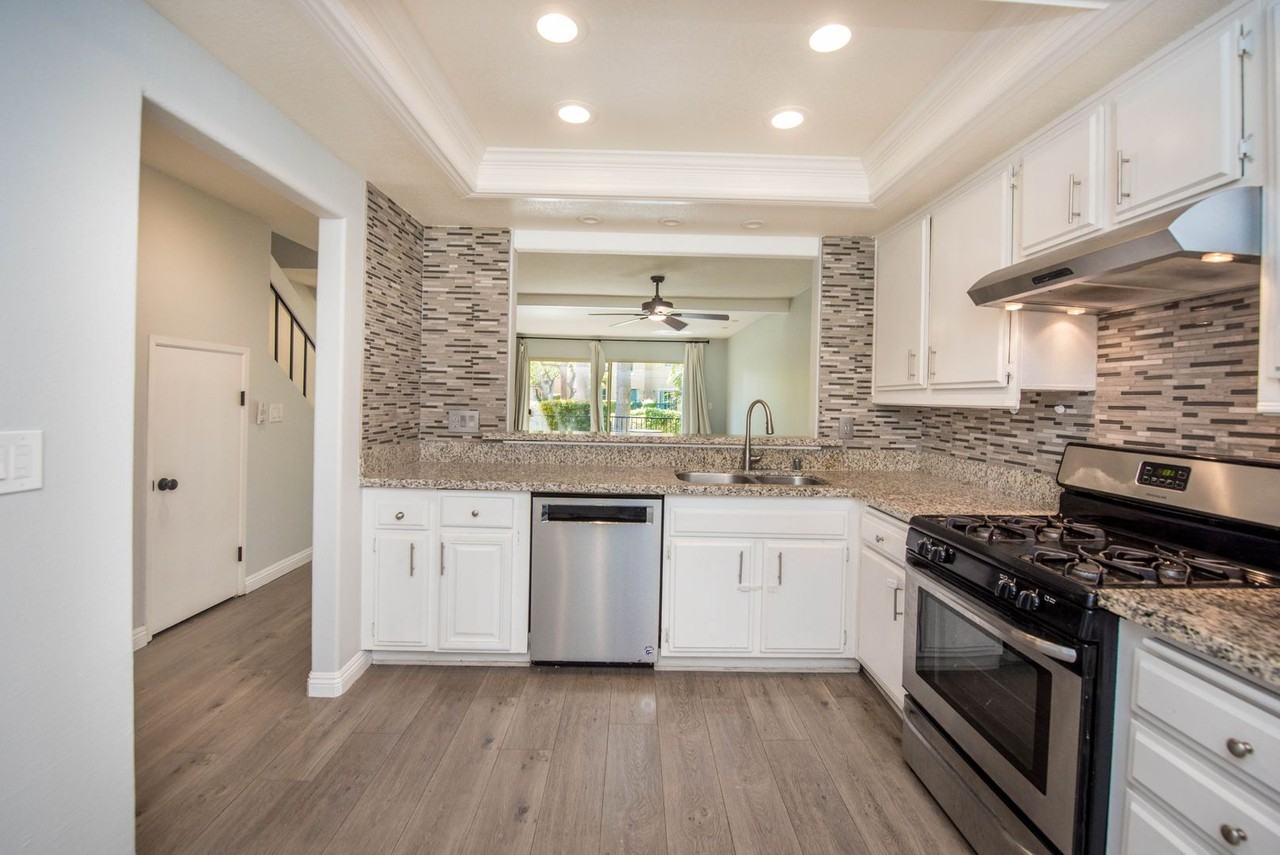 16921 Lakefront Cir - Photo 5 of 38