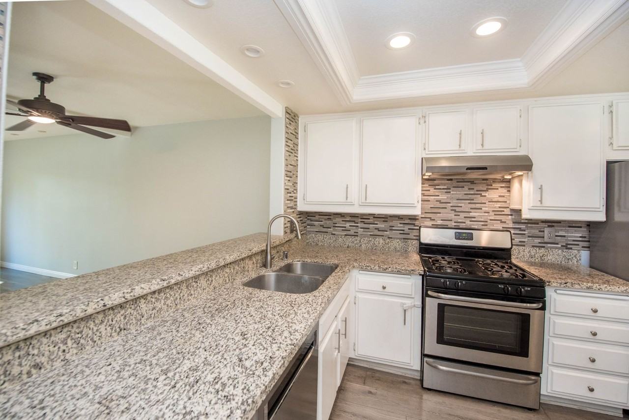 16921 Lakefront Cir - Photo 6 of 38