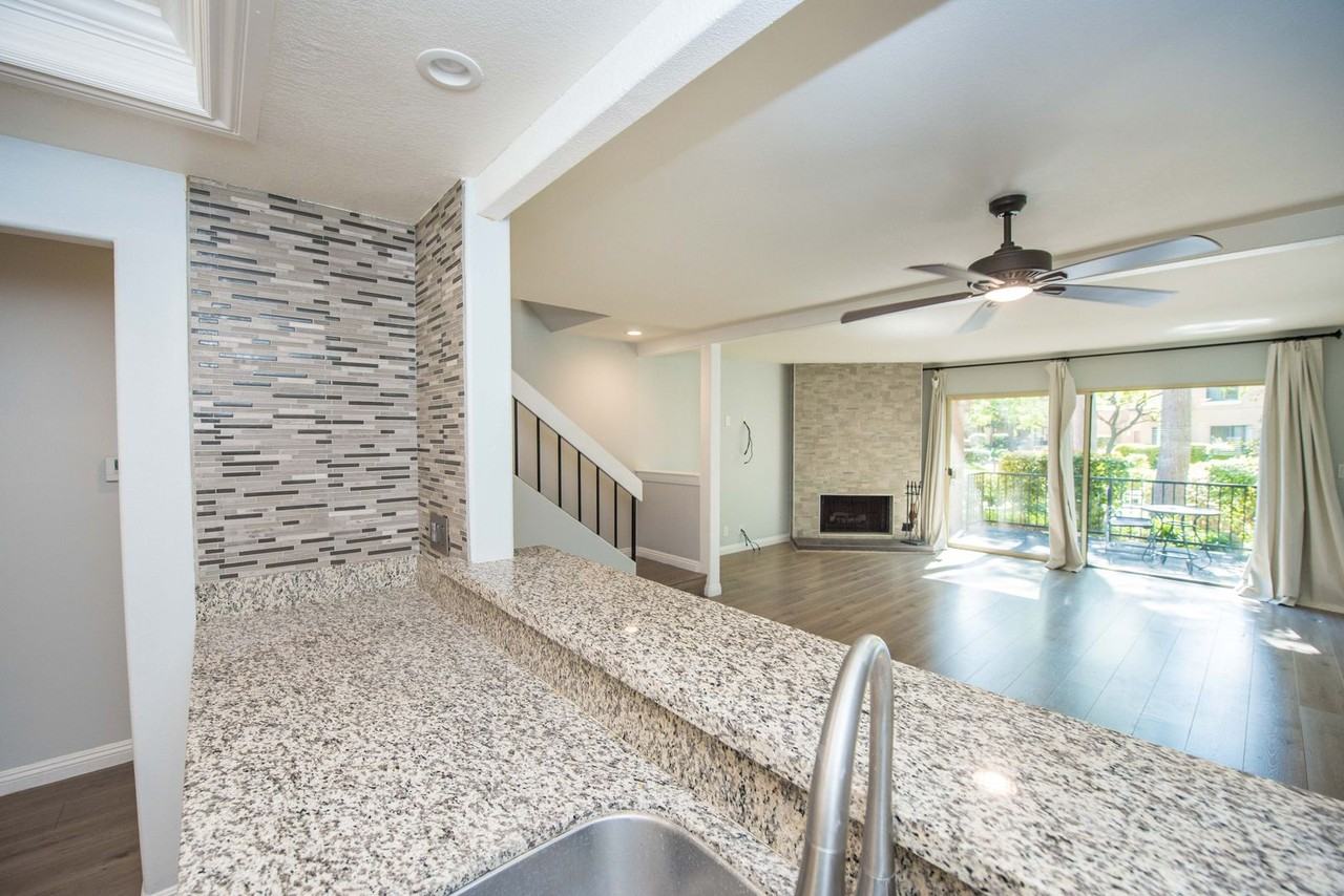 16921 Lakefront Cir - Photo 7 of 38