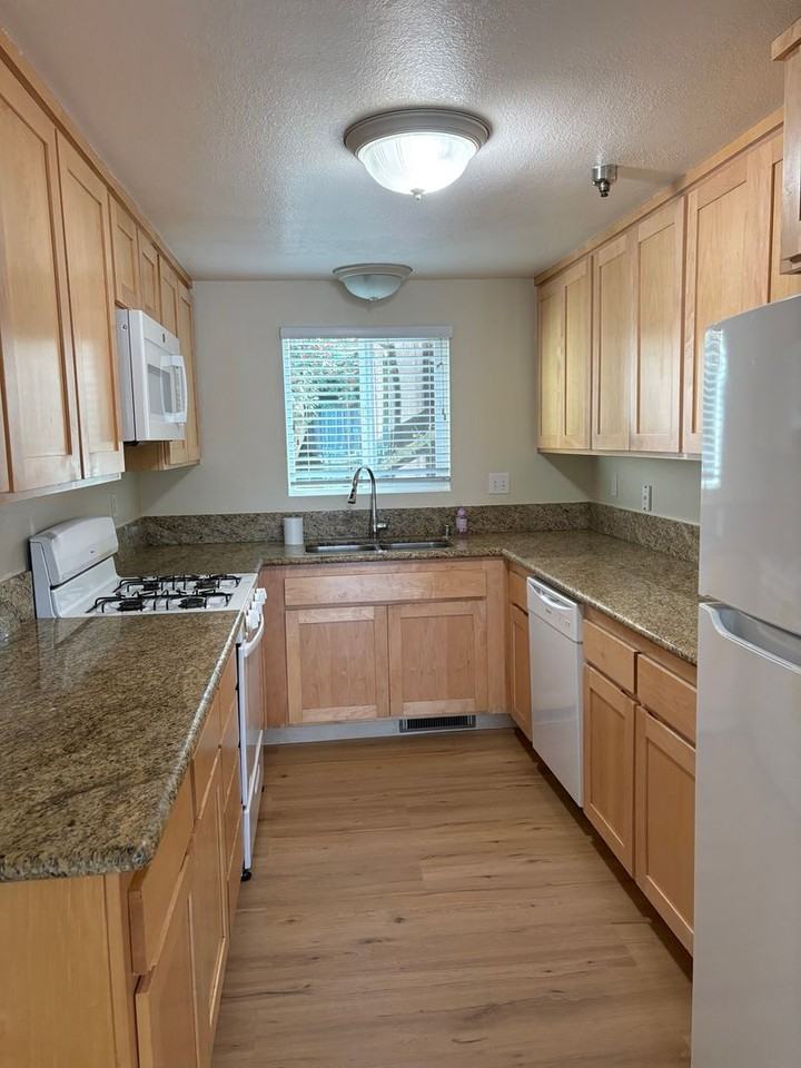 420 418, 420 and 422 Upham Street  - 422B Upham Street - Photo 2 of 12