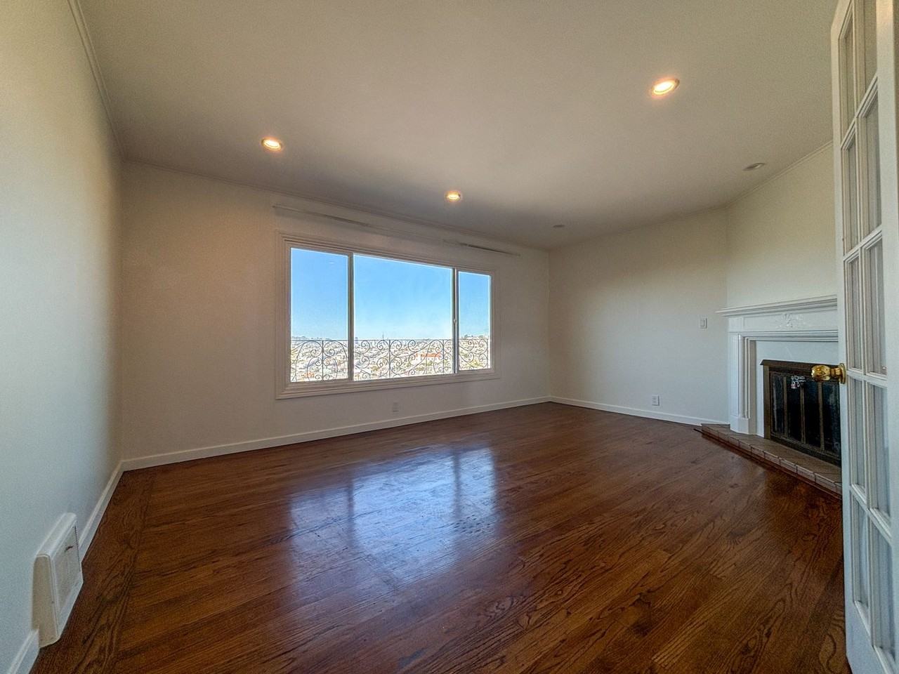 1118 Prague St - Photo 3 of 29