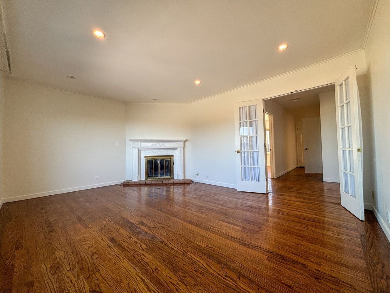 1118 Prague St - Photo 4 of 29