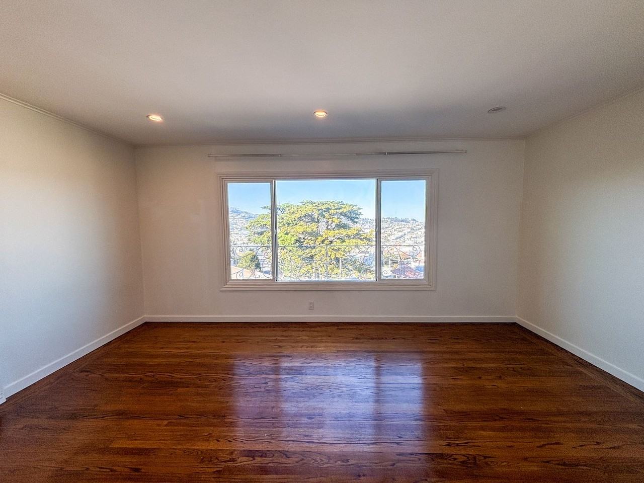 1118 Prague St - Photo 5 of 29