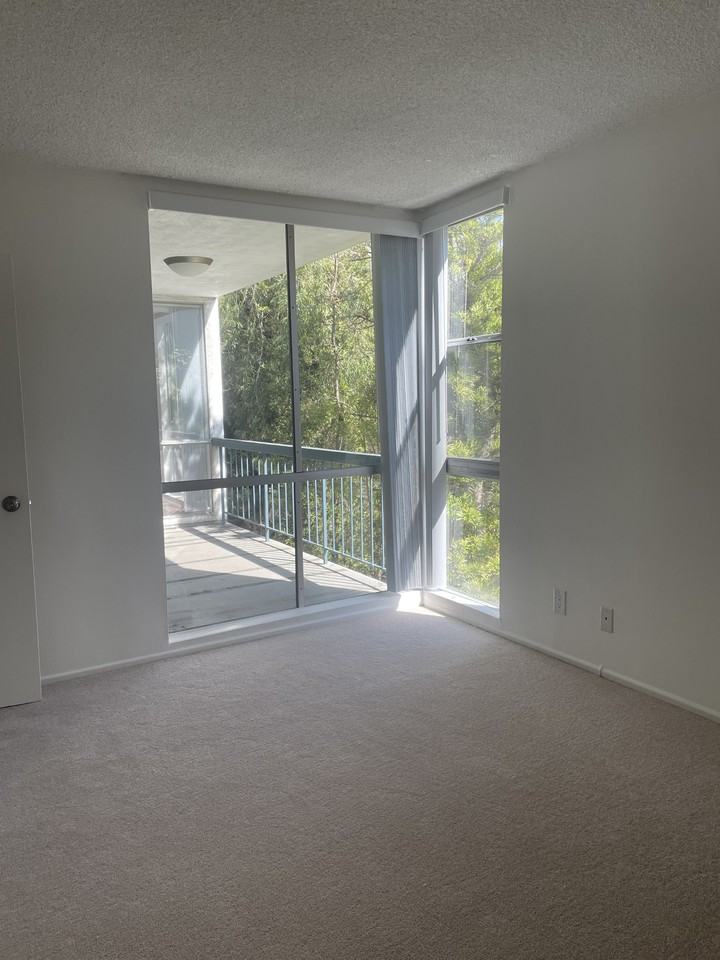 125 N Barrington Ave #107 - Photo 6 of 16