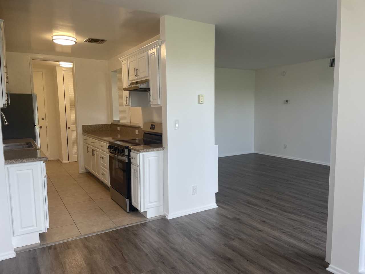 125 N Barrington Ave #107 - Photo 7 of 16