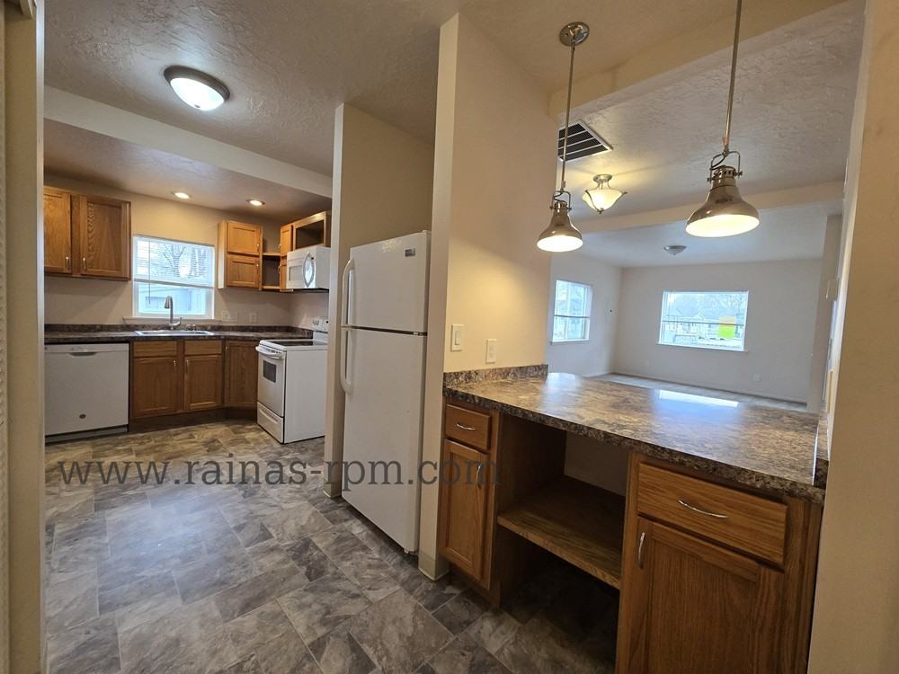 207 E 44th St - Photo 5 of 14