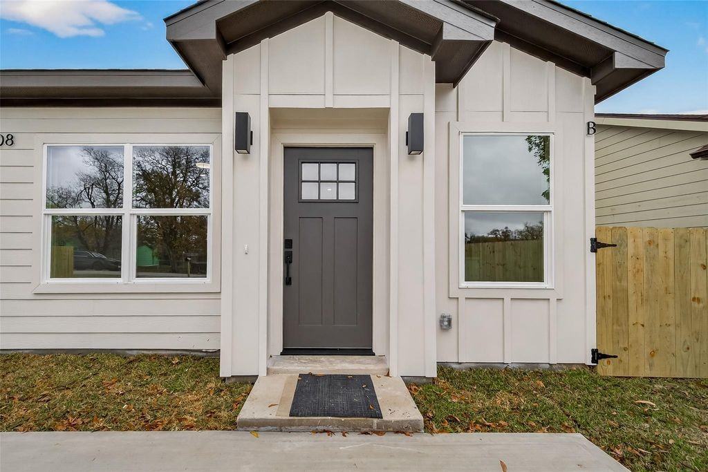 5408 Fairchild St #B - Photo 2 of 12