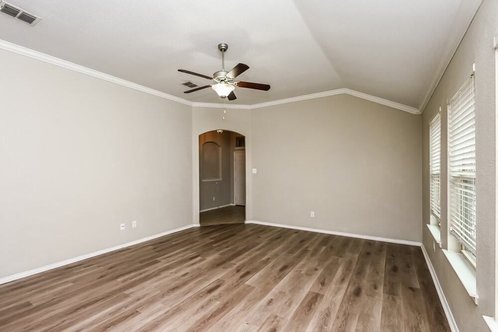 900 W Bend Blvd - Photo 4 of 16