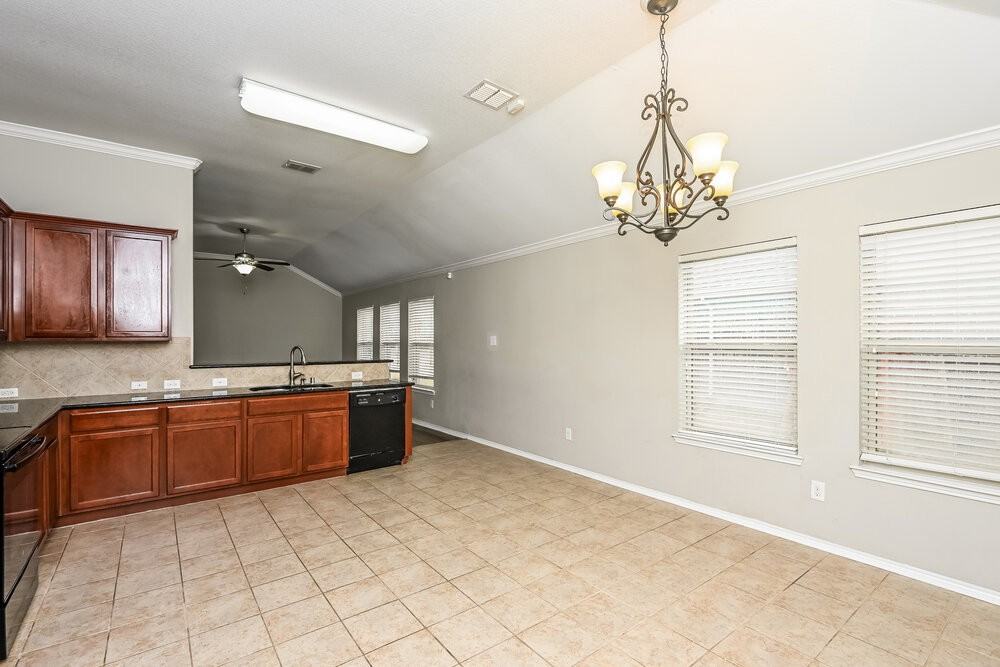 900 W Bend Blvd - Photo 5 of 16