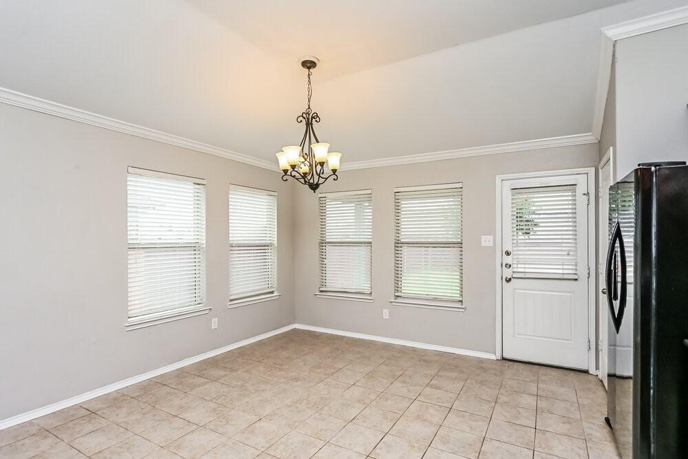 900 W Bend Blvd - Photo 6 of 16