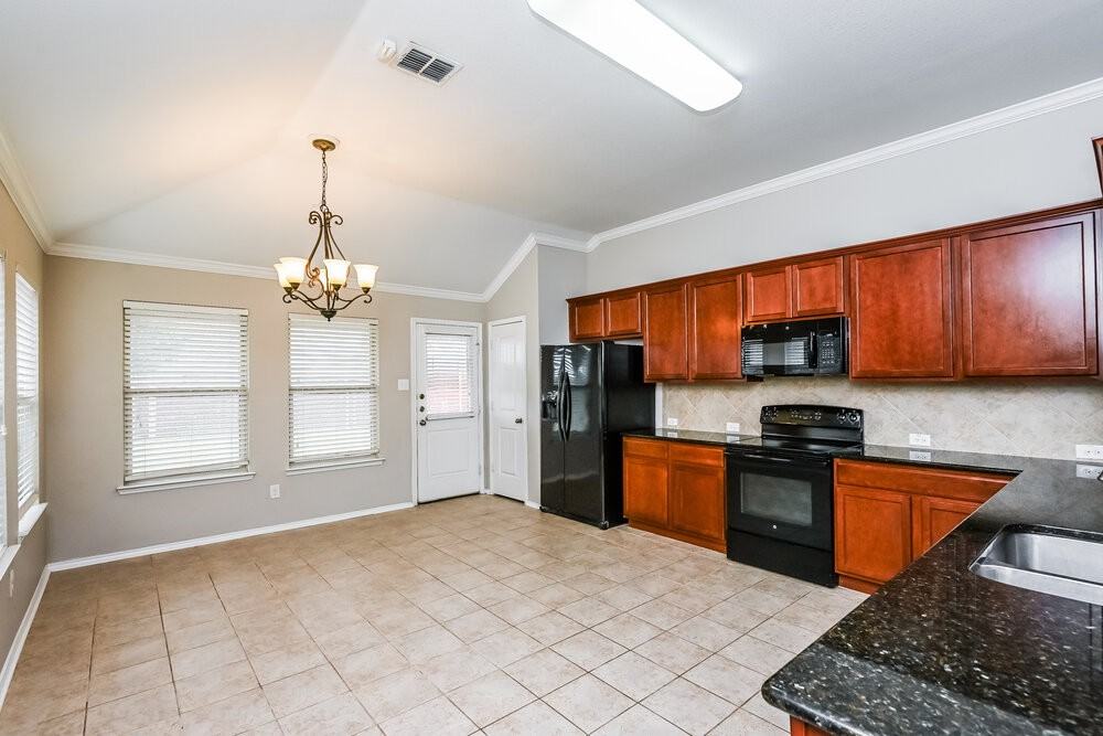 900 W Bend Blvd - Photo 7 of 16