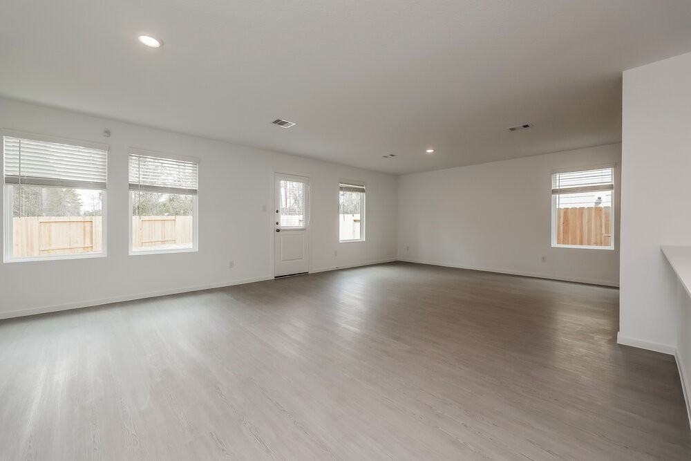 13487 Bay Springs Dr - Photo 4 of 17