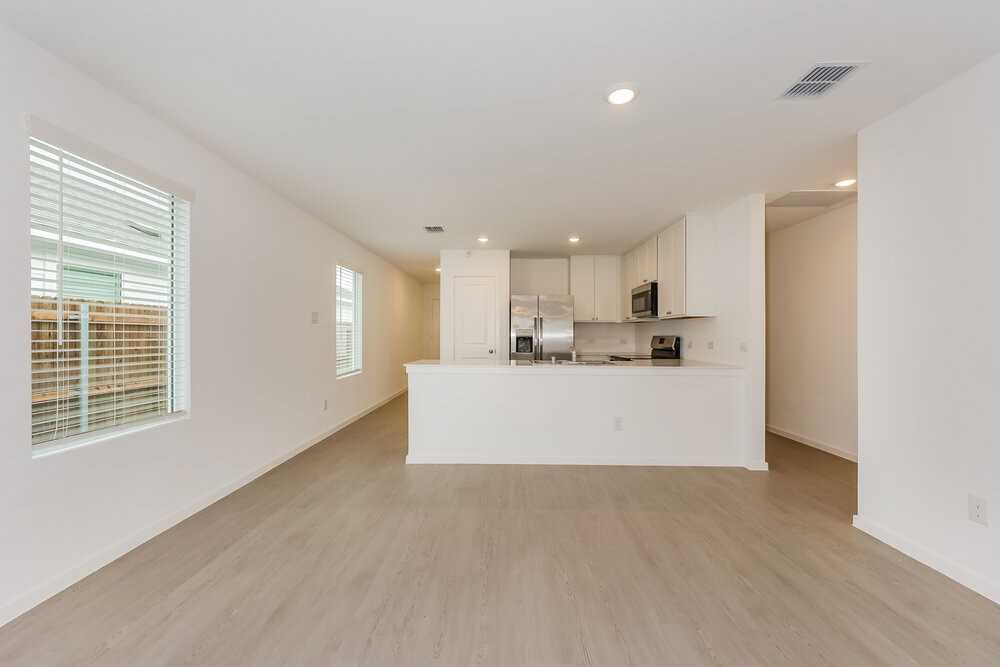 1219 Maple St - Photo 5 of 16