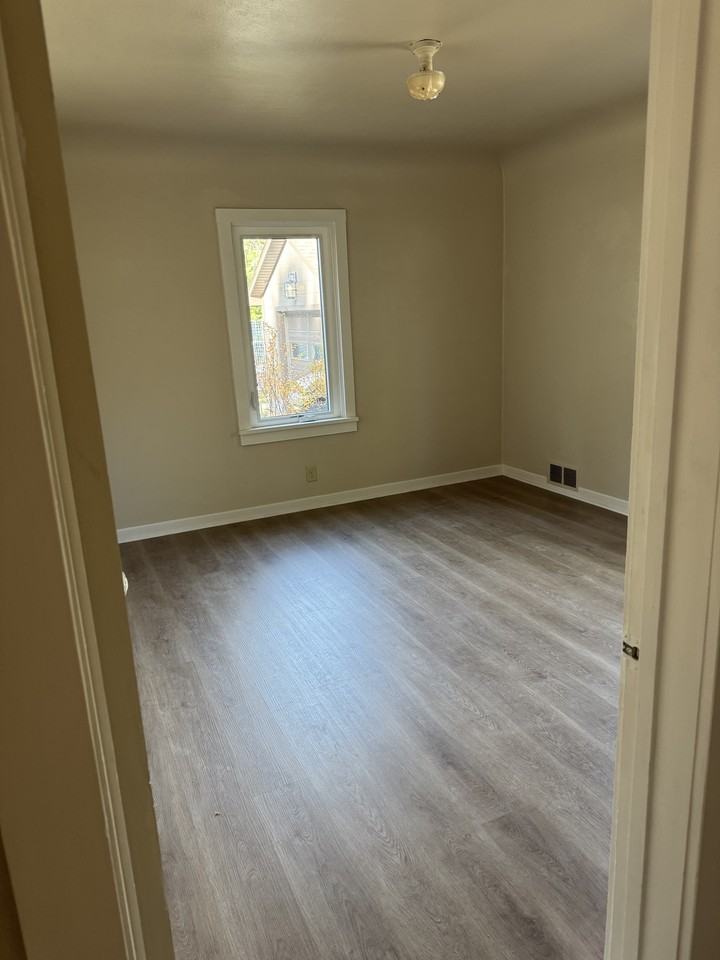 913 Simpson Ave #1 - Photo 4 of 14