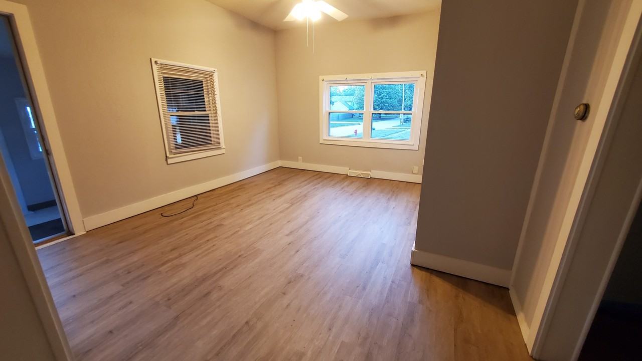 206 N Maple St - Photo 3 of 10