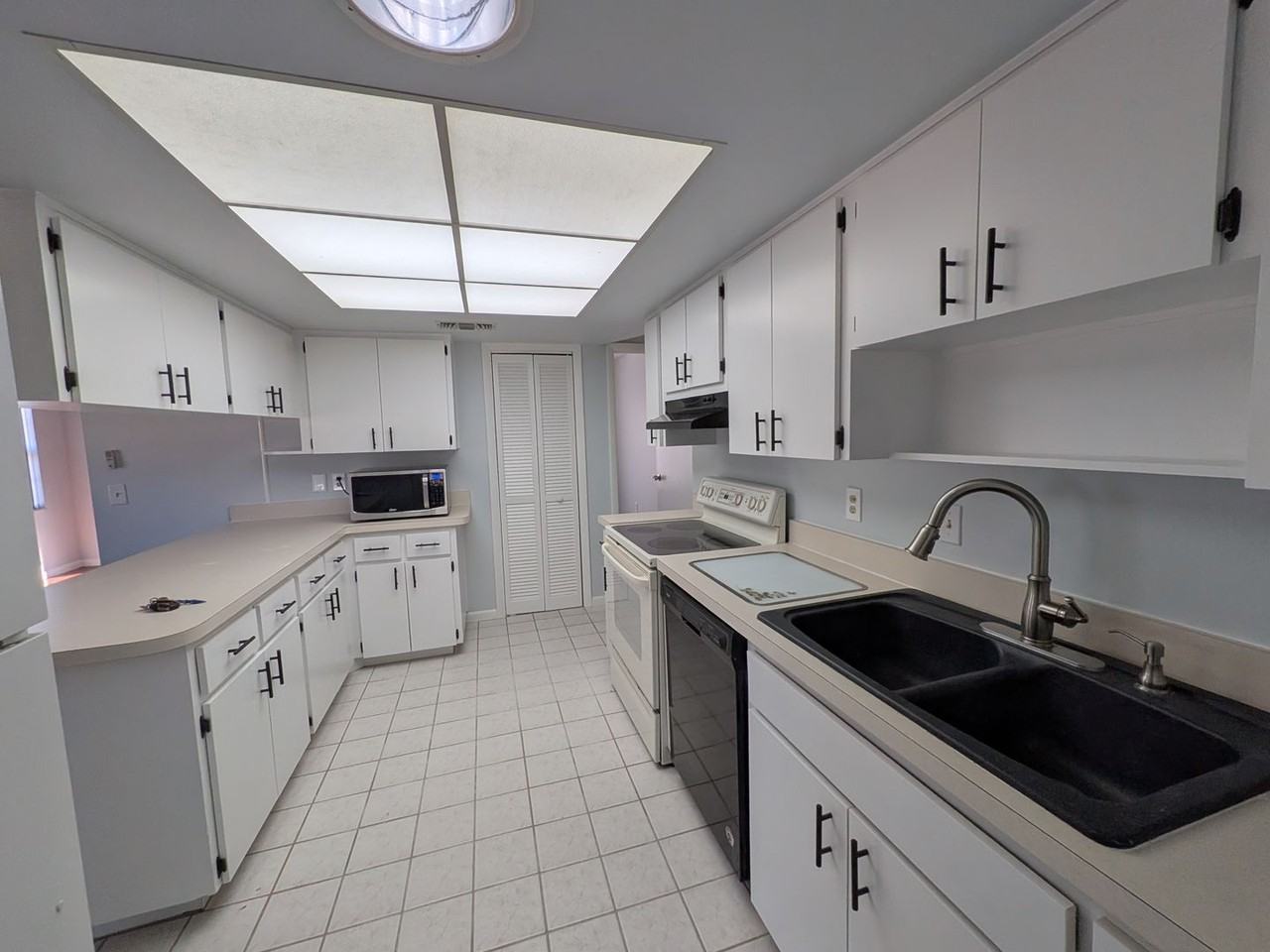 2510 W Dolphin Dr - Photo 3 of 20