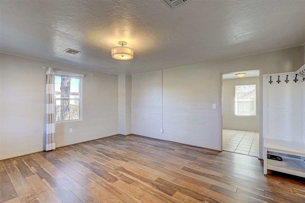 639 Dameron Dr - Photo 6 of 33