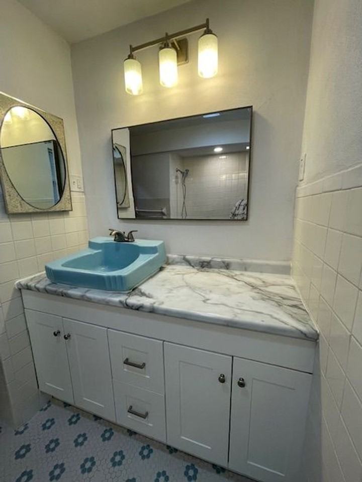 10021 Saint Clair St - Photo 3 of 11